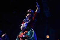 観客の携帯電話を取り上げ、連写モードで大量に自撮りするもも。