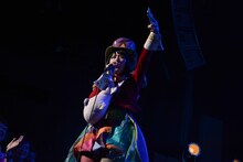 観客の携帯電話を取り上げ、連写モードで大量に自撮りするもも。