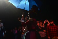 傘を差してフロアを歩くもも。