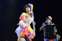 東京女子流の衣装で登場したチャラン・ポ・ランタン。