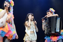 新井ひとみ（中央）に「顔ちっちゃいねー」と小春（右）。