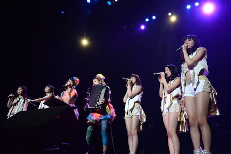 アコーディオン1台の演奏で「月の気まぐれ」を歌う東京女子流とチャラン・ポ・ランタン。