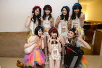 東京女子流とチャラン・ポ・ランタン、終演後の記念撮影。