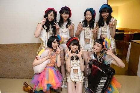 東京女子流とチャラン・ポ・ランタン、終演後の記念撮影。