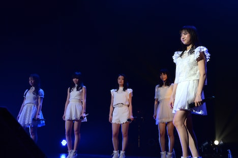 新曲「Stay with me」を披露する東京女子流。