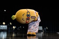 90度に折れ曲がるナナナ。