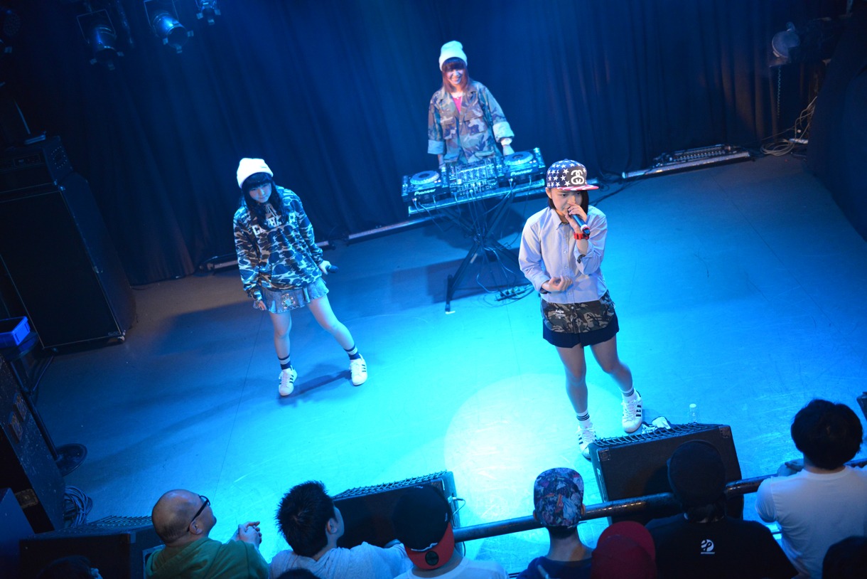 ライムベリーによるライブの様子。