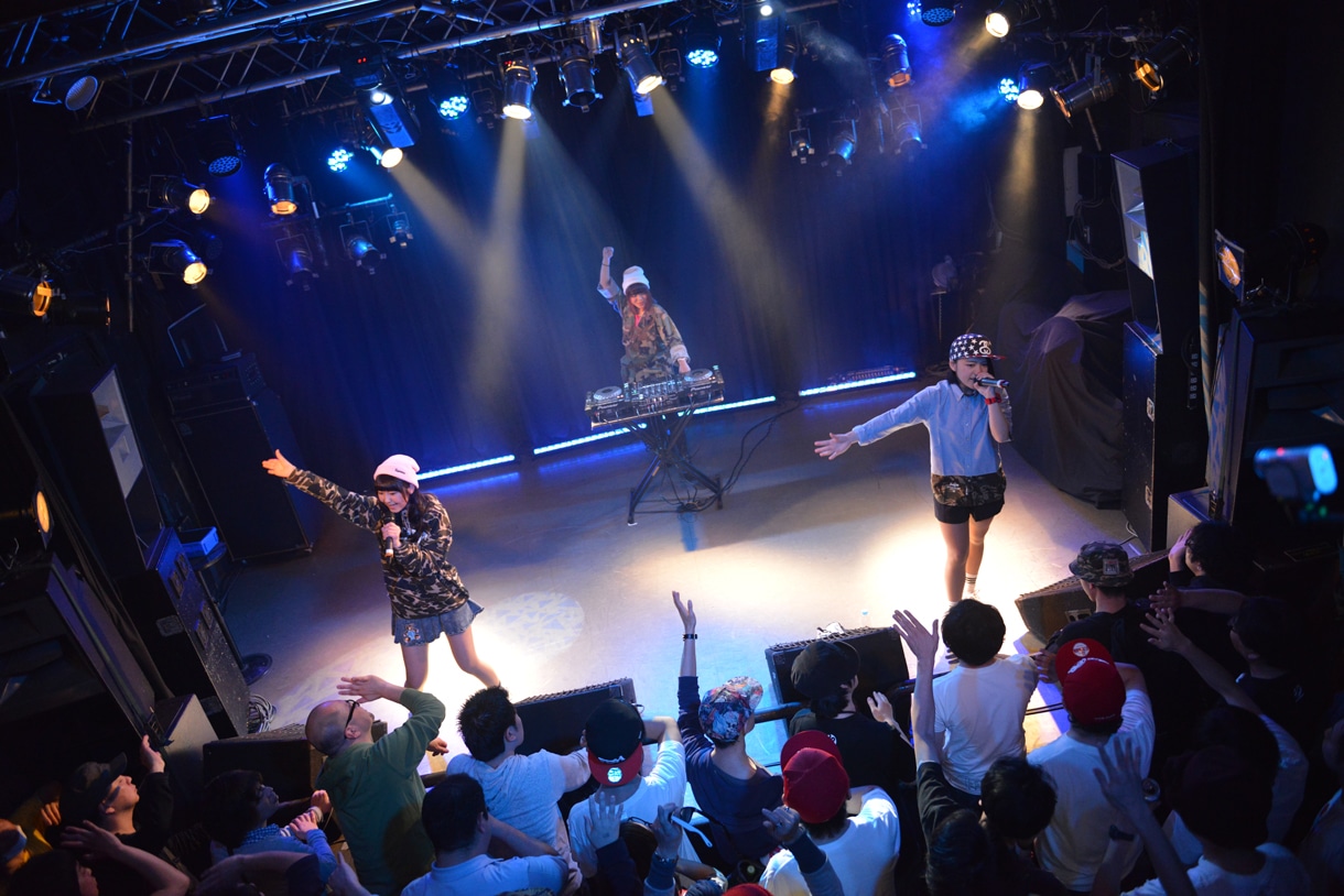 ライムベリーによるライブの様子。