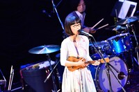 つじあやの「つじあやのTOUR2015 "rendezvous" vol.4」東京・東京キネマ倶楽部の様子。