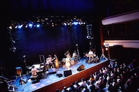 つじあやの「つじあやのTOUR2015 "rendezvous" vol.4」東京・東京キネマ倶楽部の様子。