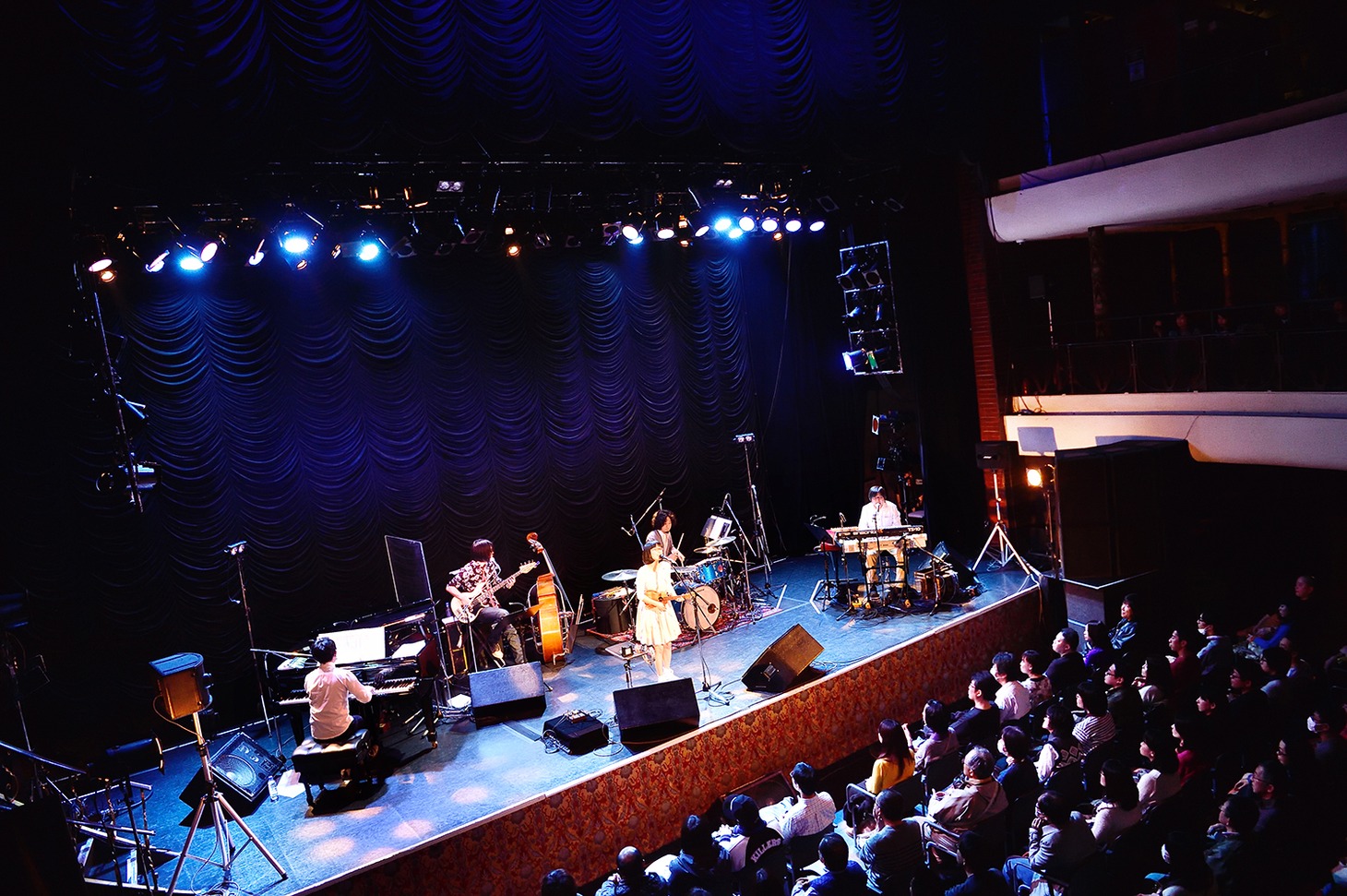 つじあやの「つじあやのTOUR2015 "rendezvous" vol.4」東京・東京キネマ倶楽部の様子。