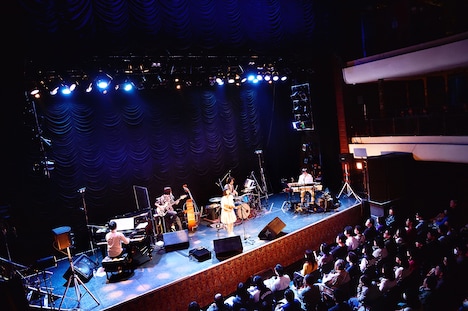 つじあやの「つじあやのTOUR2015 "rendezvous" vol.4」東京・東京キネマ倶楽部の様子。