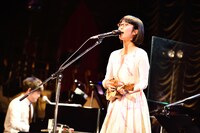 つじあやの「つじあやのTOUR2015 "rendezvous" vol.4」東京・東京キネマ倶楽部の様子。