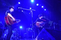「夏の終わりのハーモニー」ならぬ「冬の終わりのハーモニー」をデュエットする光村龍哉（NICO Touches the Walls）とホリエアツシ（ストレイテナー）。