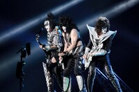 Kissのジーン・シモンズ（Vo, B）、ポール・スタンレー（Vo, G）、トミー・セイヤー（G）。（Photo by kamiiisaka hajime）