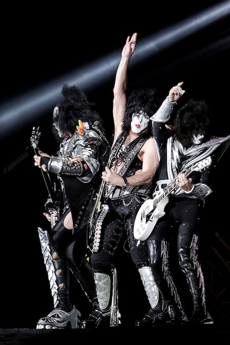 Kissのジーン・シモンズ（Vo, B）、ポール・スタンレー（Vo, G）、トミー・セイヤー（G）。（Photo by kamiiisaka hajime）