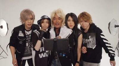 「SHIGERU自撮り篇」のワンシーン。