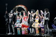 ももいろクローバーZとKissのジーン・シモンズ（Vo, B）、ポール・スタンレー（Vo, G）、トミー・セイヤー（G）。（Photo by kamiiisaka hajime）