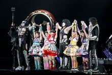 ももいろクローバーZとKissのジーン・シモンズ（Vo, B）、ポール・スタンレー（Vo, G）、トミー・セイヤー（G）。（Photo by kamiiisaka hajime）