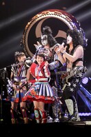 Kissのジーン・シモンズ（Vo, B）、ポール・スタンレー（Vo, G）とももいろクローバーZの高城れに、百田夏菜子。（Photo by kamiiisaka hajime）