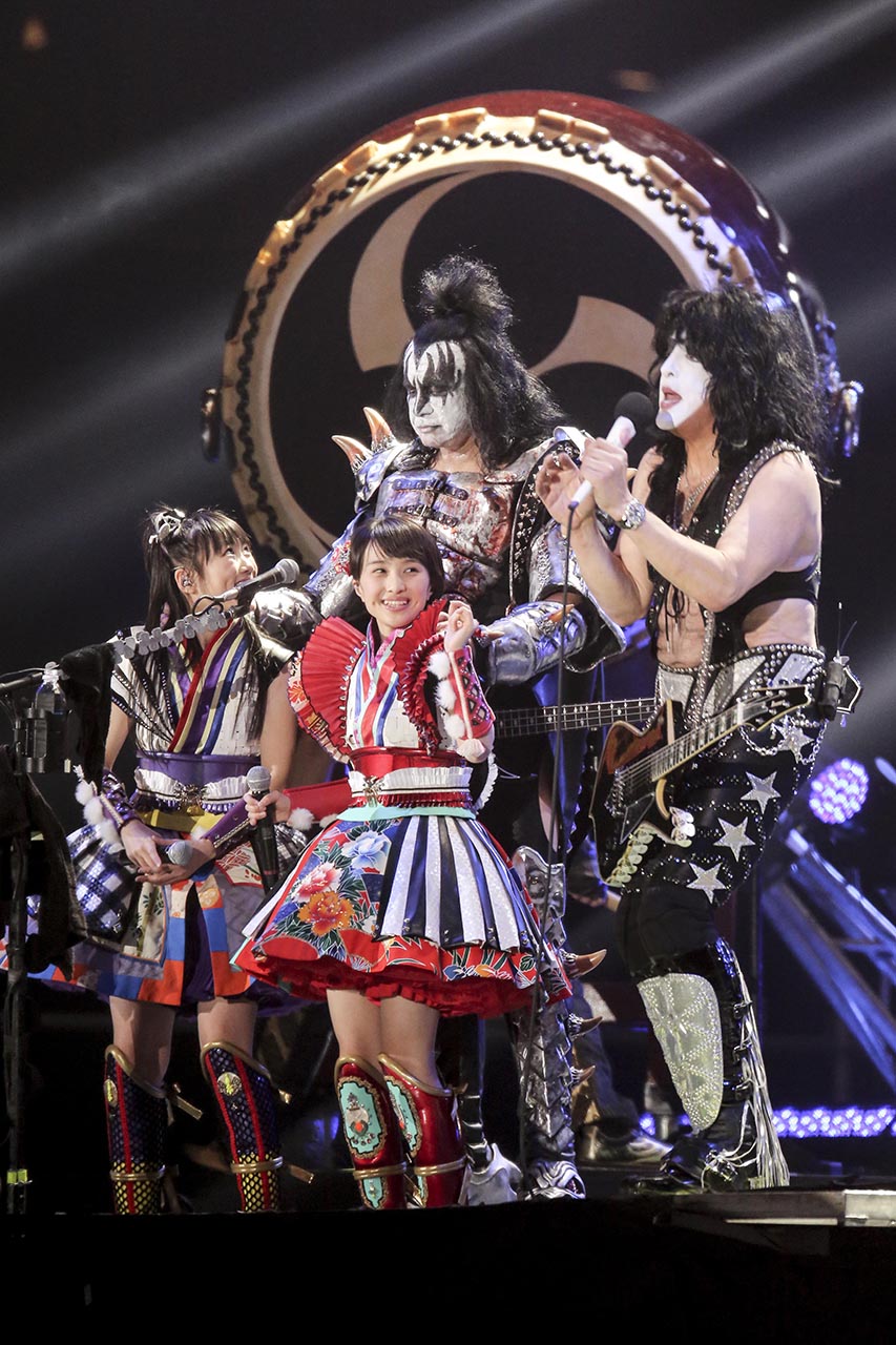 Kissのジーン・シモンズ（Vo, B）、ポール・スタンレー（Vo, G）とももいろクローバーZの高城れに、百田夏菜子。（Photo by kamiiisaka hajime）