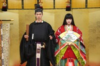 本日3月3日の告知にあわせ、ひな人形の衣装を身に着けたリヨ（Vo, G）とニシヒラユミコ（B）。