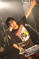 ヨコタシンノスケ（Key, Vo）（撮影：渡邉一生）
