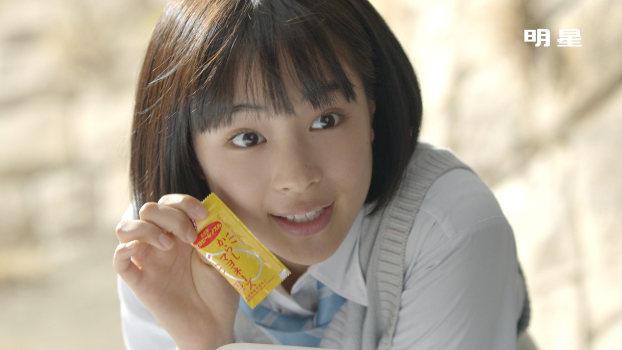 明星「一平ちゃん 夜店の焼そば」CMのワンシーン。