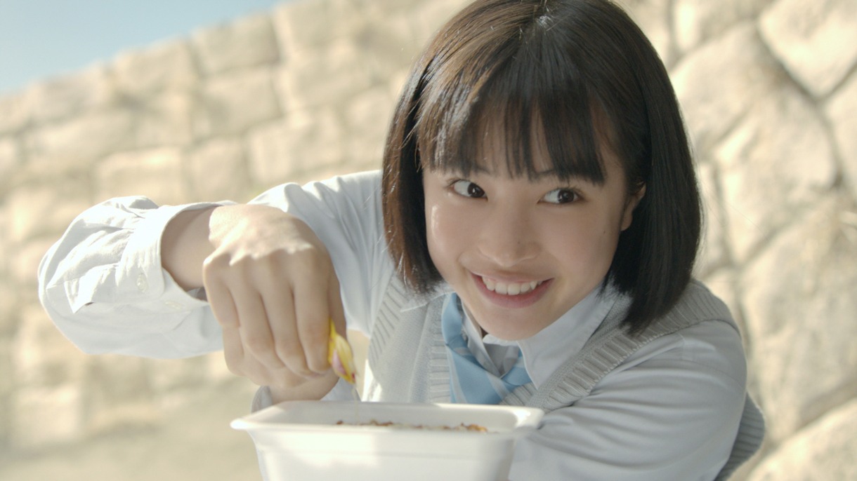 明星「一平ちゃん 夜店の焼そば」新CMのワンシーン。