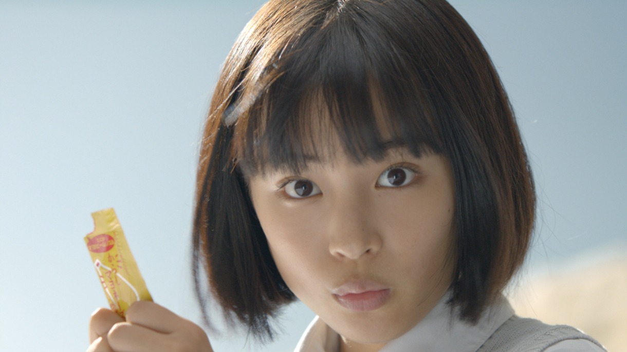 明星「一平ちゃん 夜店の焼そば」新CMのワンシーン。