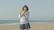 明星「一平ちゃん 夜店の焼そば」新CMのワンシーン。