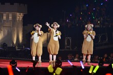 左から清水佐紀、菅谷梨沙子、夏焼雅。