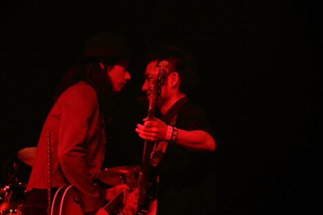 向き合う竹尾典明（G）と菅野信昭（B）。（撮影：オオタシンイチロウ［scene16works］）