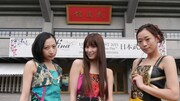 日本武道館の前で記念撮影するKalafina。