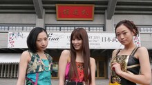 日本武道館の前で記念撮影するKalafina。