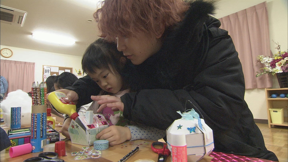 2015年の人気画像27位は「セカオワが気仙沼の子供たちとふれあい、NHK『震災から4年』で紹介」より、気仙沼を訪れたFukase。（写真提供：NHK）