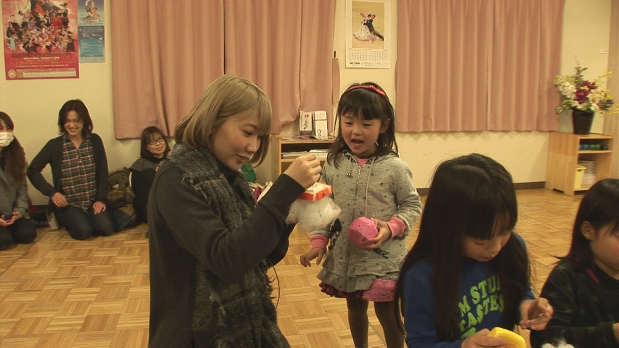 2015年の人気画像21位は「セカオワが気仙沼の子供たちとふれあい、NHK『震災から4年』で紹介」より、気仙沼を訪れたSaori。（写真提供：NHK）