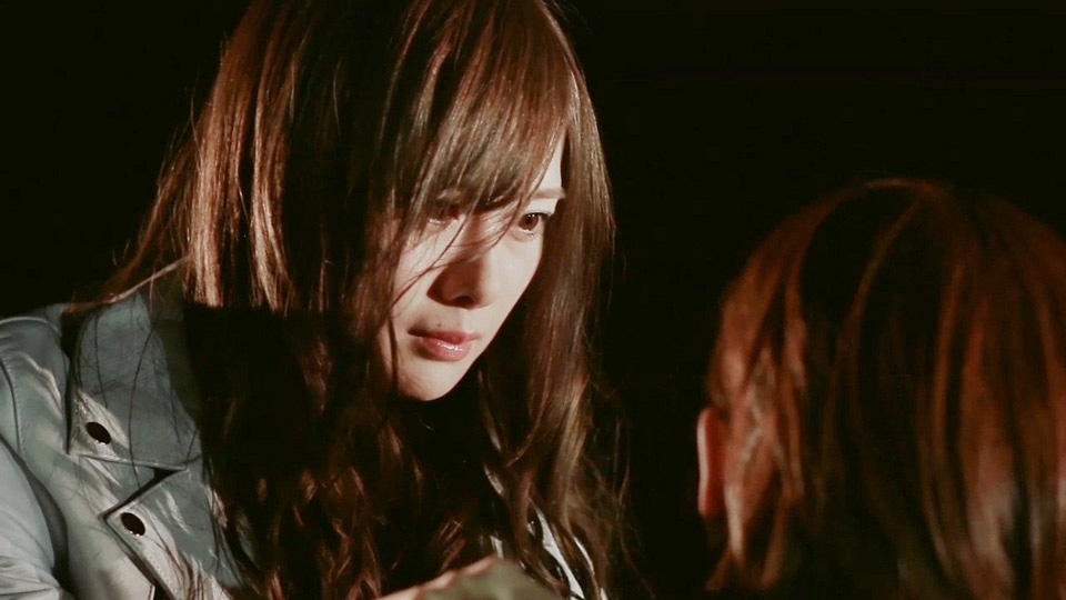 白石麻衣と橋本奈々未のペアPVのワンシーン。