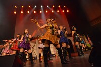 SUPER☆GiRLSによるライブの様子。