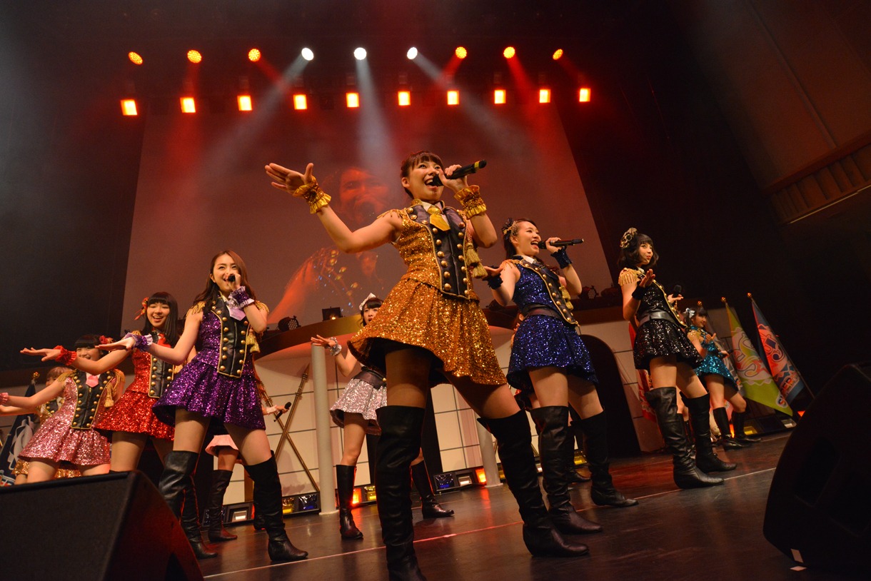 SUPER☆GiRLSによるライブの様子。