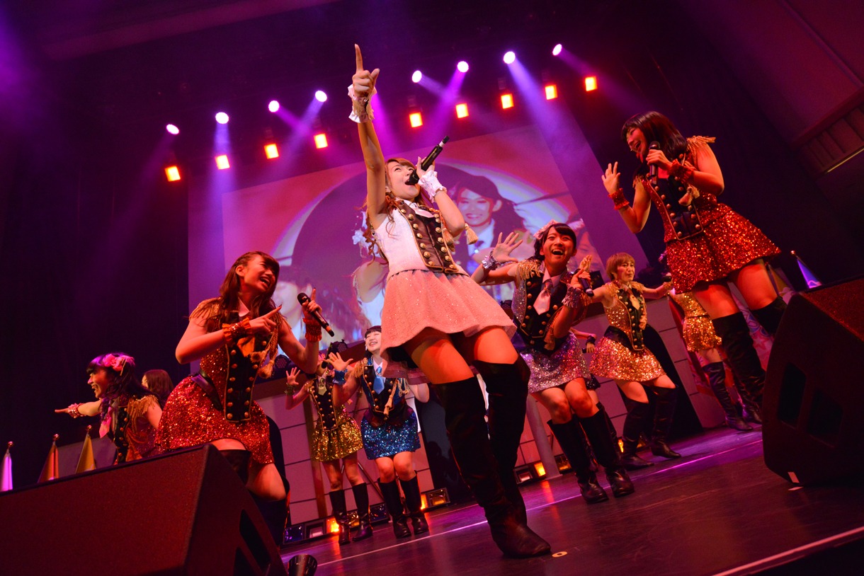 SUPER☆GiRLSによるライブの様子。
