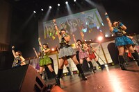 SUPER☆GiRLSによるライブの様子。
