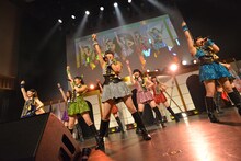 SUPER☆GiRLSによるライブの様子。