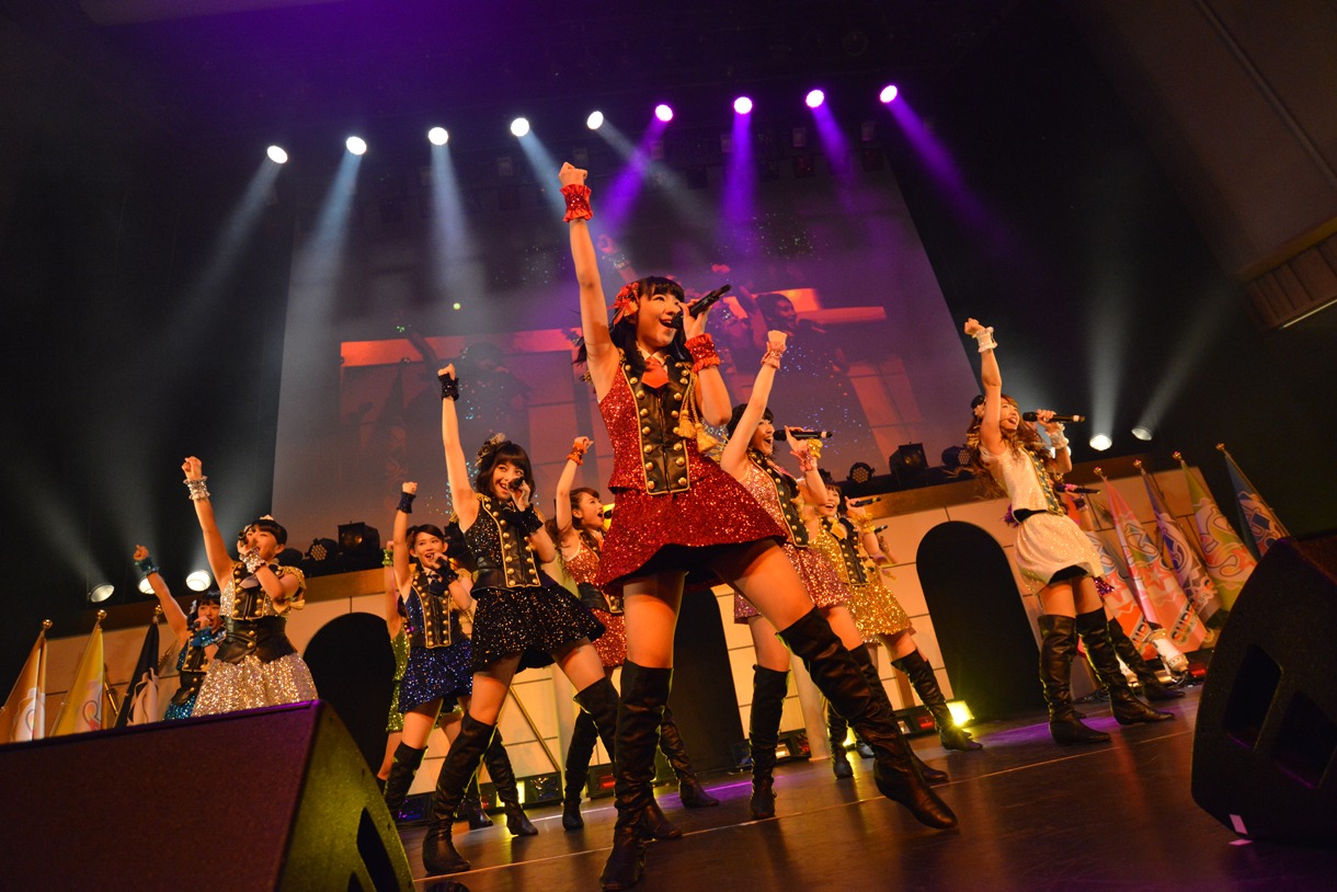 SUPER☆GiRLSによるライブの様子。