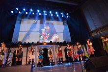 SUPER☆GiRLSによるライブの様子。