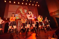 SUPER☆GiRLSによるライブの様子。