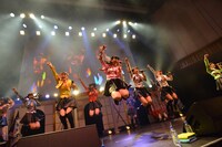 SUPER☆GiRLSによるライブの様子。