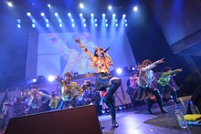 SUPER☆GiRLSによるライブの様子。