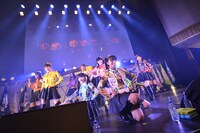 SUPER☆GiRLSによるライブの様子。