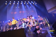SUPER☆GiRLSによるライブの様子。
